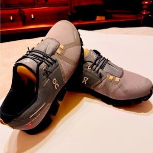 On Cloud Men's Gray and Black Running Shoes SZ 8, Waterproof